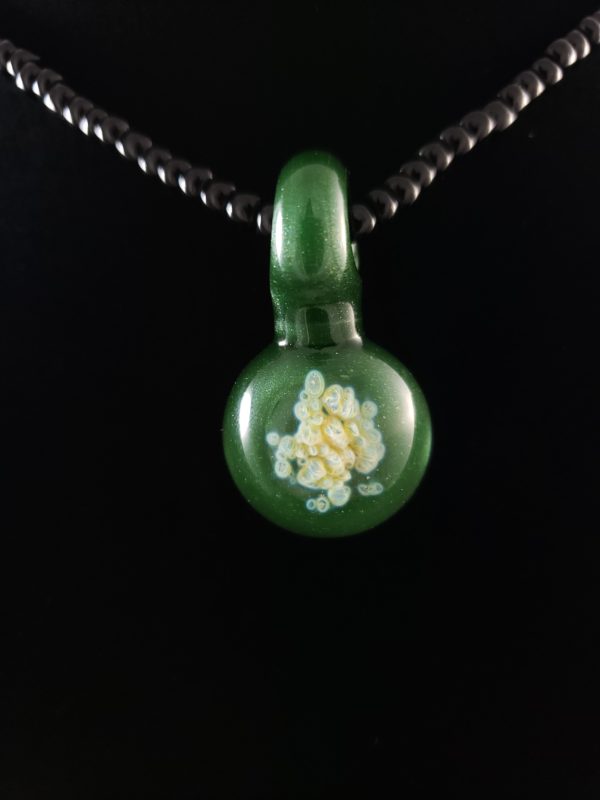 sparkly emerald green round glass pendant with glass frit center